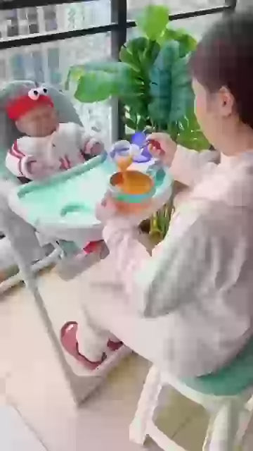Easy-Squeeze Silicone Baby Feeder, Mess-Free Feeding Bottle